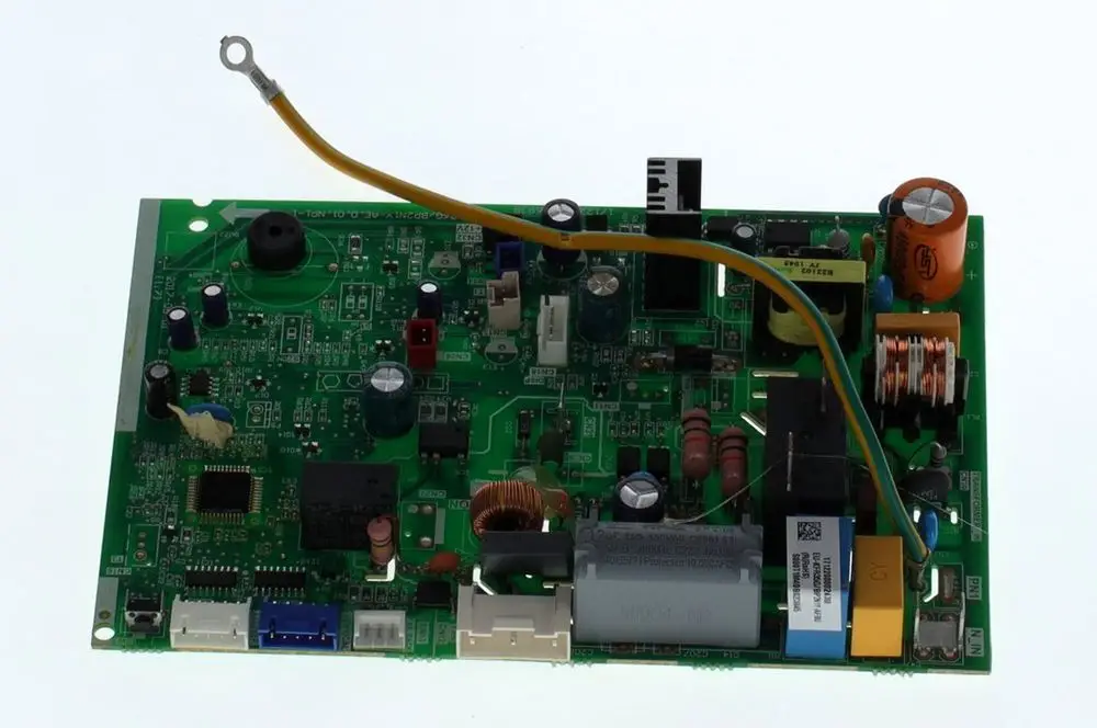 Leiterplatte von Bosch mit verschiedenen elektronischen Komponenten, darunter Widerstände, Kondensatoren und Anschlüsse, auf grünem PCB-Hintergrund.